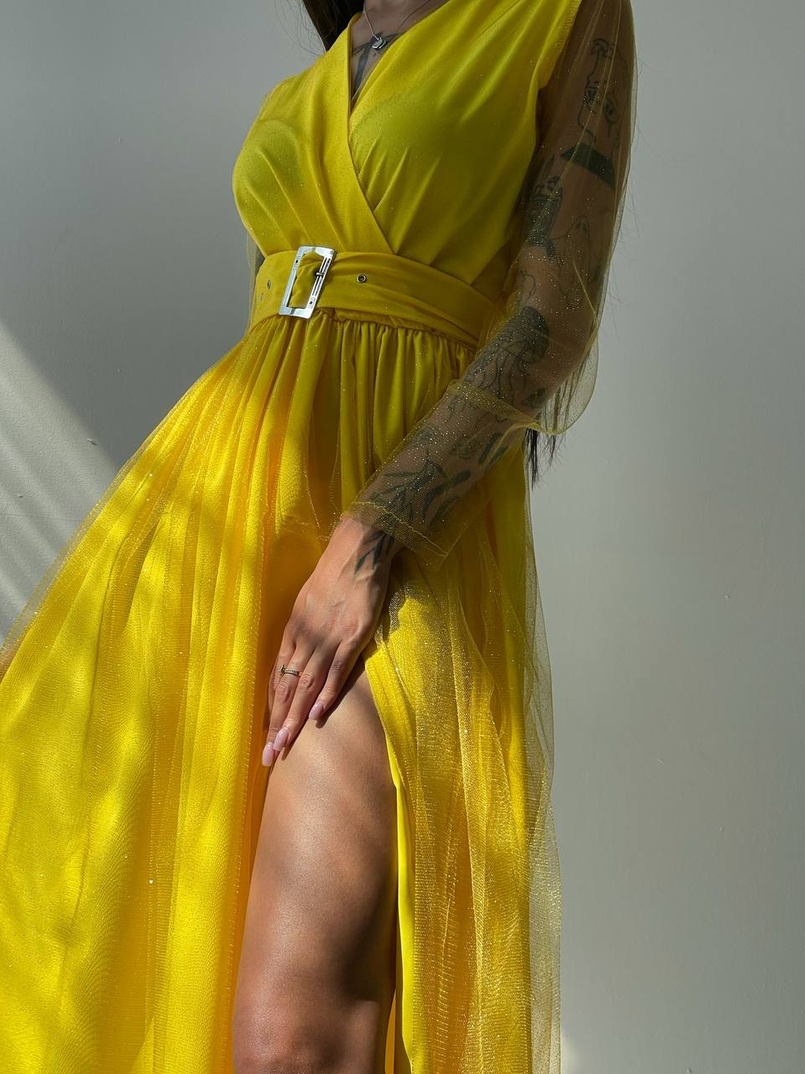 Блискуча сукня-міді із запахом на грудях і розрізом на спідниці з широким поясом  Блискуча сукня-міді із запахом на грудях і розрізом на спідниці з широким поясом  | PUSHKA SHOP