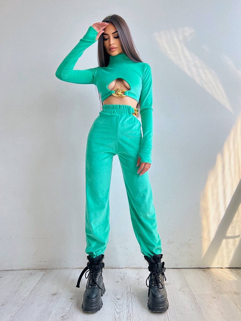 Велюровий костюм з ланцюжками: топ + джоггери Велюровий костюм з ланцюжками: топ + джоггери | PUSHKA SHOP