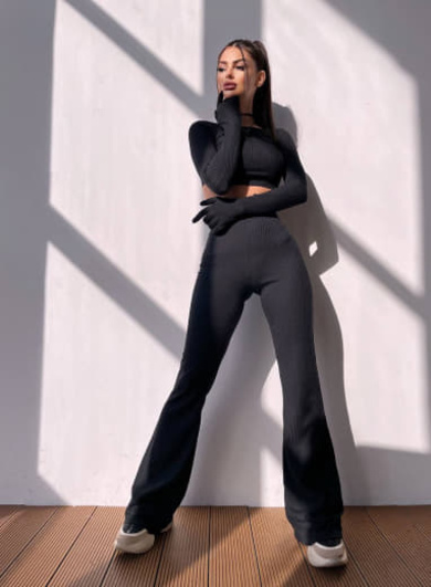 Комплект: штани кльош + топ з рукавичками та прорізами для рук Комплект: штани кльош + топ з рукавичками та прорізами для рук | PUSHKA SHOP