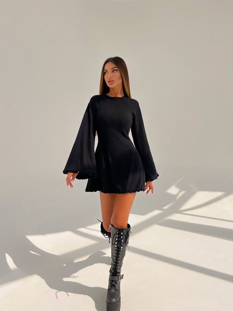 Трикотажна сукня міні з розкльошеними рукавами та відкритою спиною Трикотажна сукня міні з розкльошеними рукавами та відкритою спиною | PUSHKA SHOP