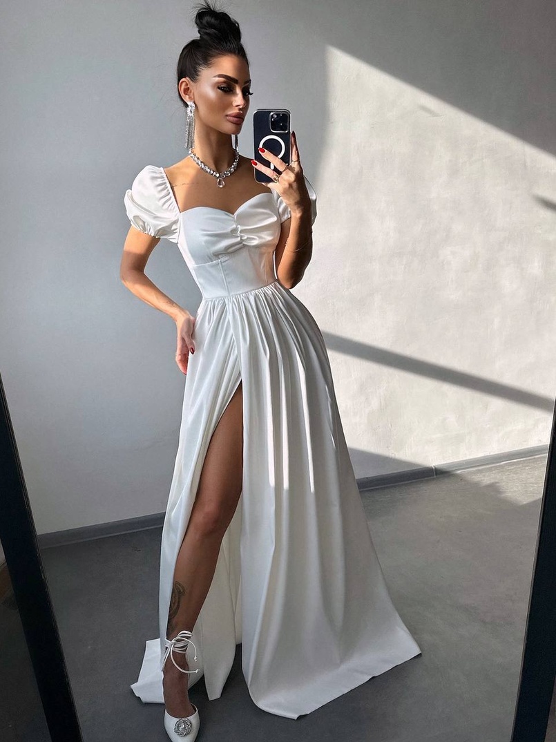 Атласна сукня максі із розрізом на спідниці Атласна сукня максі із розрізом на спідниці | PUSHKA SHOP