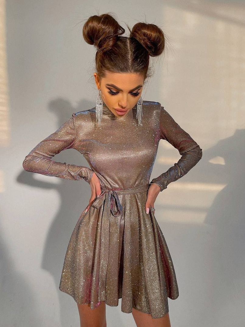 Блискуча сукня з розкльошеною спідницею та високим коміром Блискуча сукня з розкльошеною спідницею та високим коміром | PUSHKA SHOP