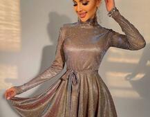 Блискуча сукня з розкльошеною спідницею та високим коміром Блискуча сукня з розкльошеною спідницею та високим коміром | PUSHKA SHOP