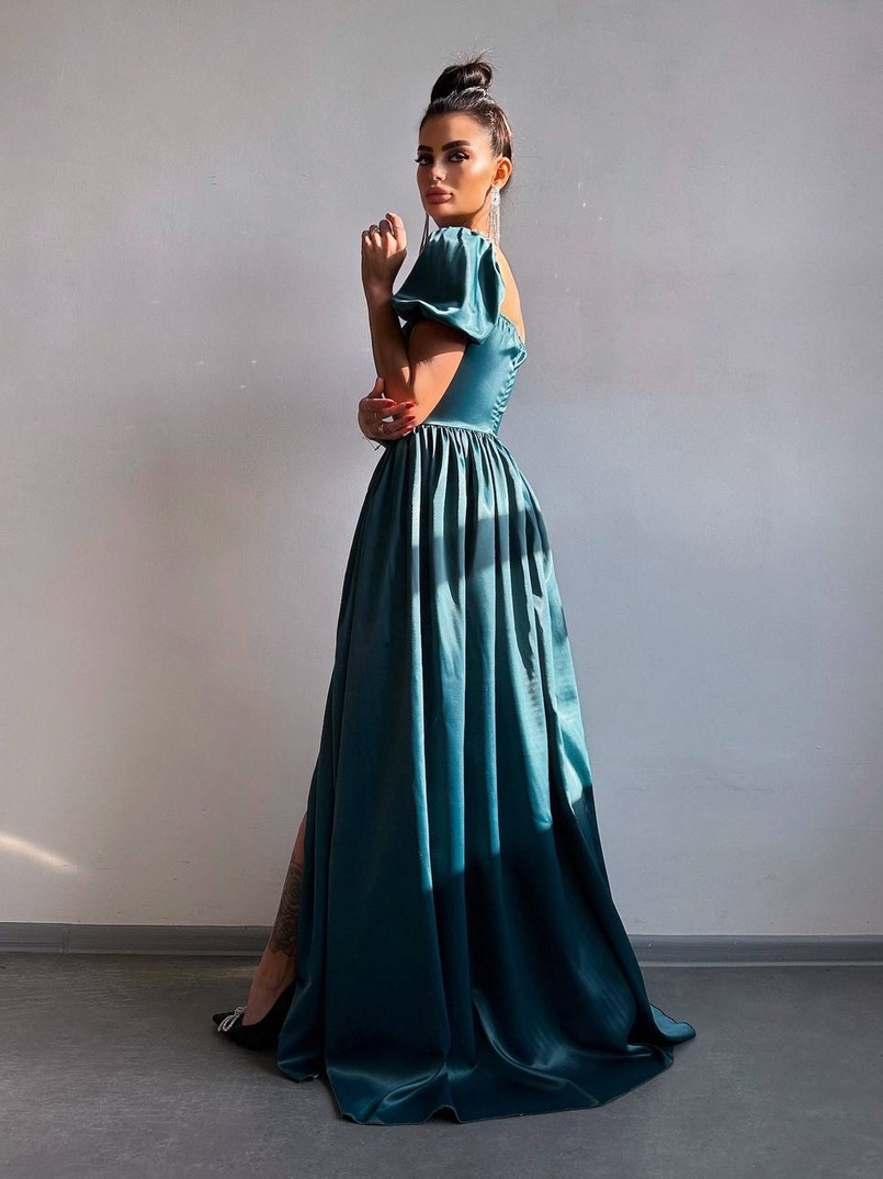 Атласна сукня максі із розрізом на спідниці Атласна сукня максі із розрізом на спідниці | PUSHKA SHOP