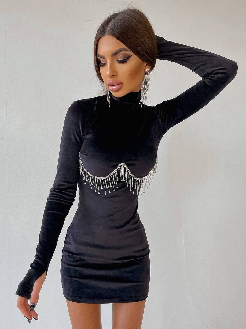 Оксамитова сукня з відкритою спинкою, декорована бахромою зі страз Оксамитова сукня з відкритою спинкою, декорована бахромою зі страз | PUSHKA SHOP