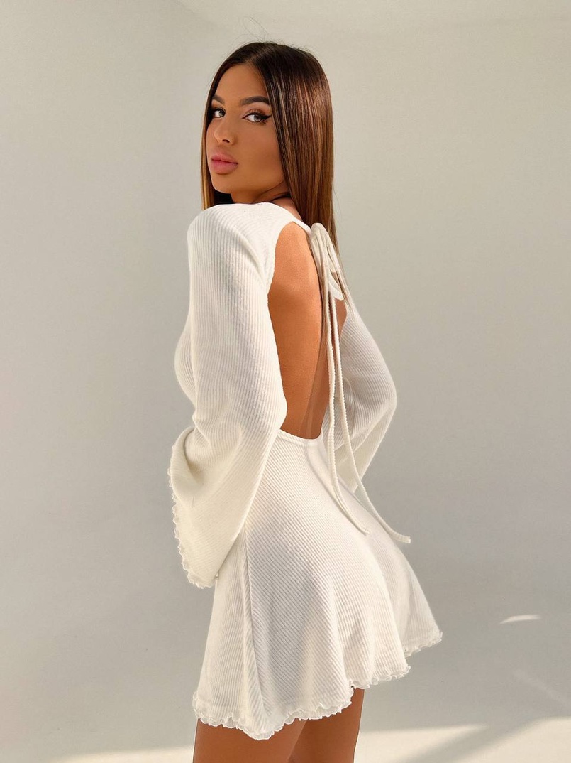 Трикотажна сукня міні з розкльошеними рукавами та відкритою спиною Трикотажна сукня міні з розкльошеними рукавами та відкритою спиною | PUSHKA SHOP