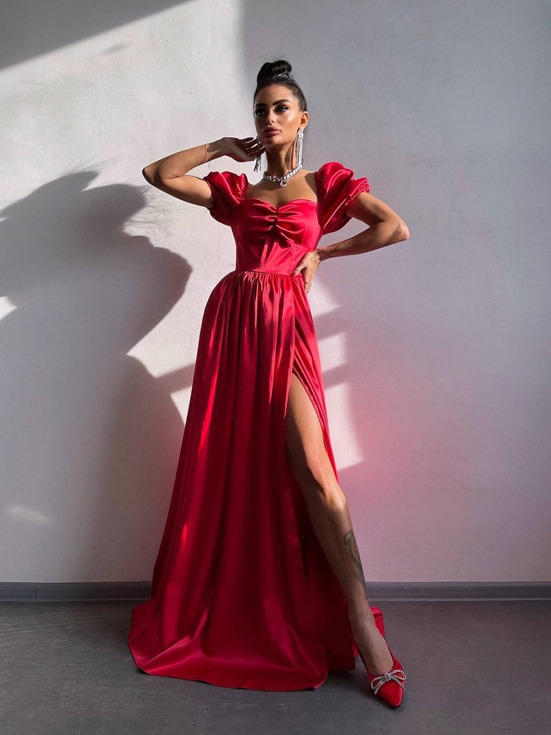 Атласна сукня максі із розрізом на спідниці Атласна сукня максі із розрізом на спідниці | PUSHKA SHOP