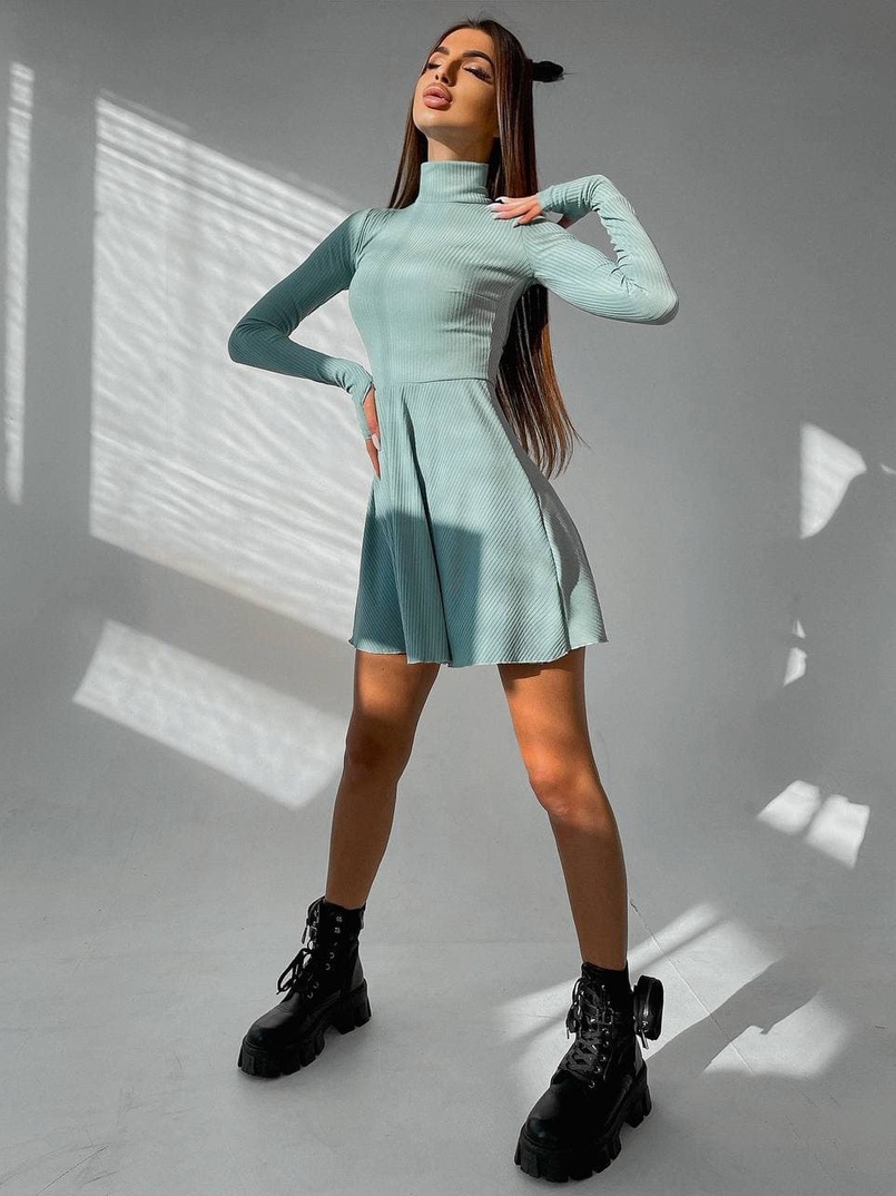 Приталенное трикотажное платье с высоким горлом | PUSHKA SHOP