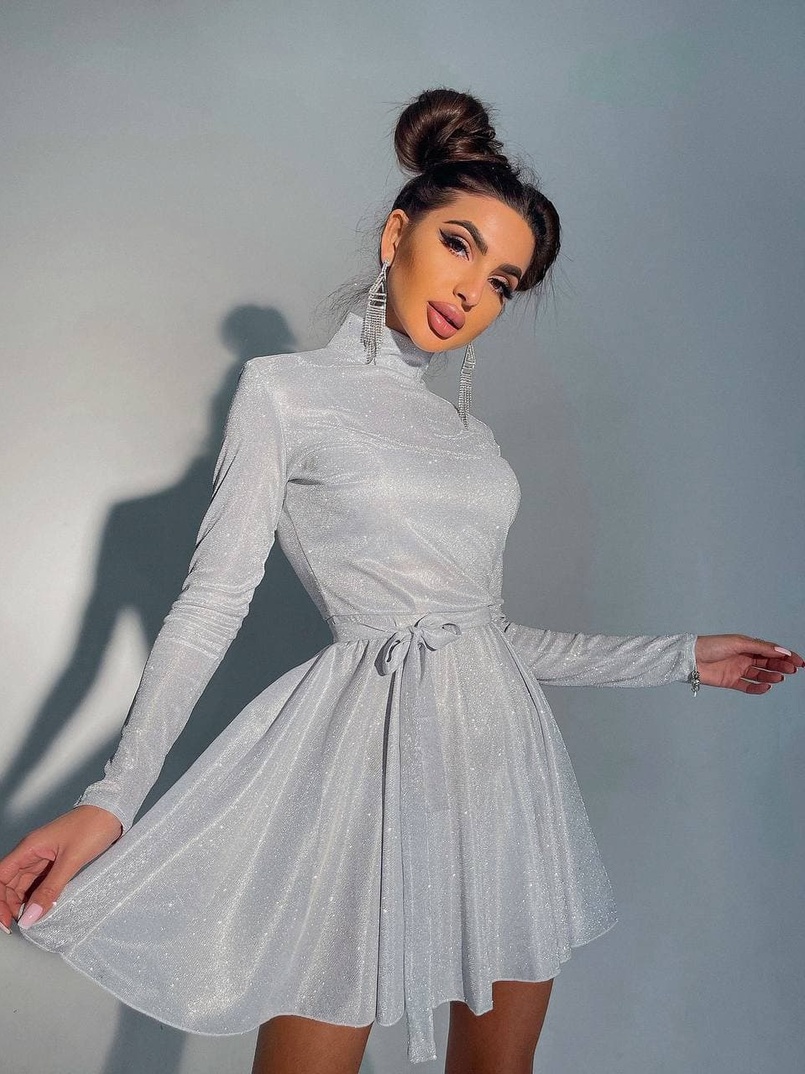 Блискуча сукня з розкльошеною спідницею та високим коміром Блискуча сукня з розкльошеною спідницею та високим коміром | PUSHKA SHOP