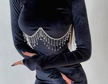 Оксамитова сукня з відкритою спинкою, декорована бахромою зі страз Оксамитова сукня з відкритою спинкою, декорована бахромою зі страз | PUSHKA SHOP