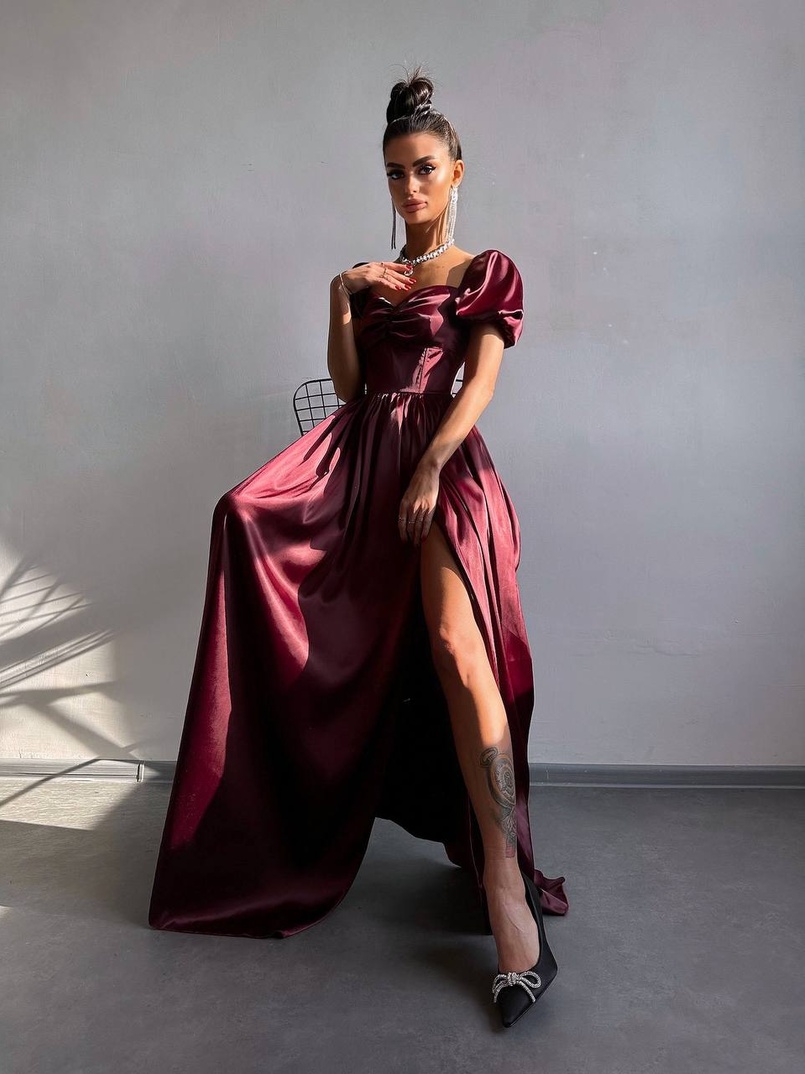 Атласна сукня максі із розрізом на спідниці Атласна сукня максі із розрізом на спідниці | PUSHKA SHOP