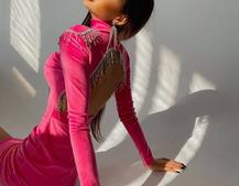 Оксамитова сукня з відкритою спинкою, декорована бахромою зі страз Оксамитова сукня з відкритою спинкою, декорована бахромою зі страз | PUSHKA SHOP