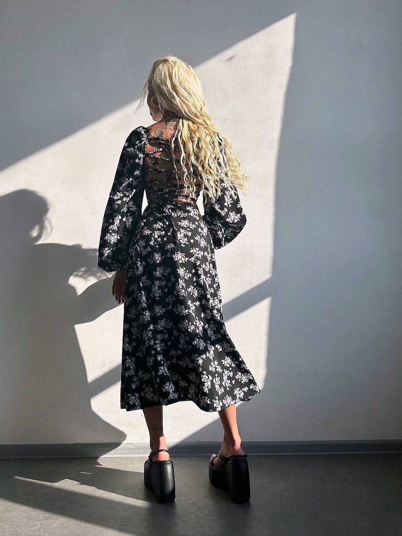 Улюблена сукня-міді зі шнурівкою на спинці та розрізом на ніжці Улюблена сукня-міді зі шнурівкою на спинці та розрізом на ніжці | PUSHKA SHOP