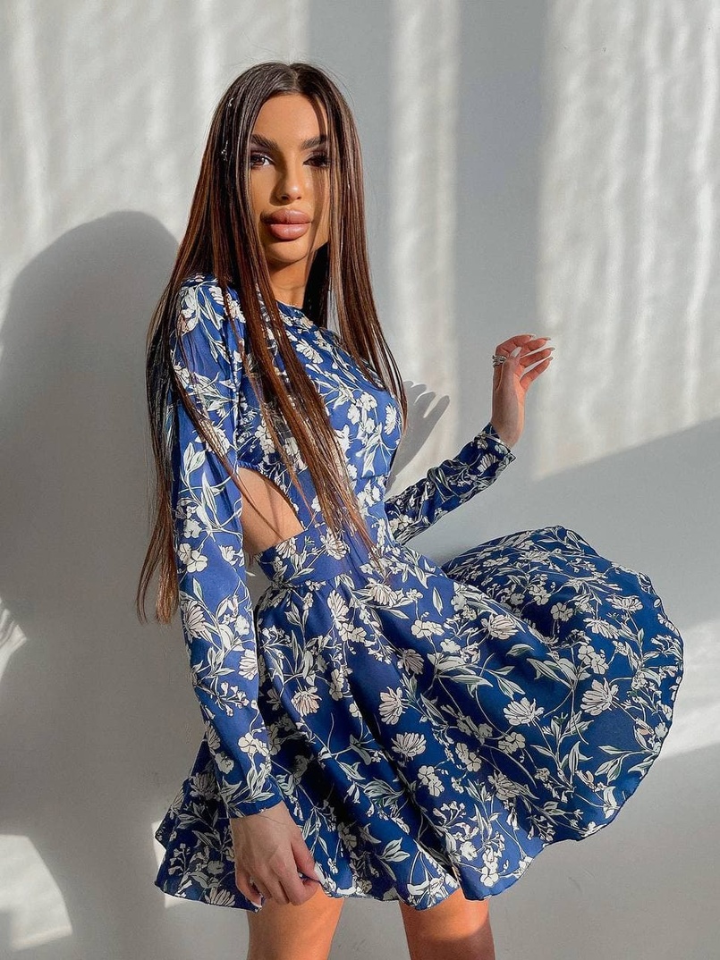 Приталенное платье с открытой спинкой в цветочный принт  Приталенное платье с открытой спинкой в цветочный принт  | PUSHKA SHOP