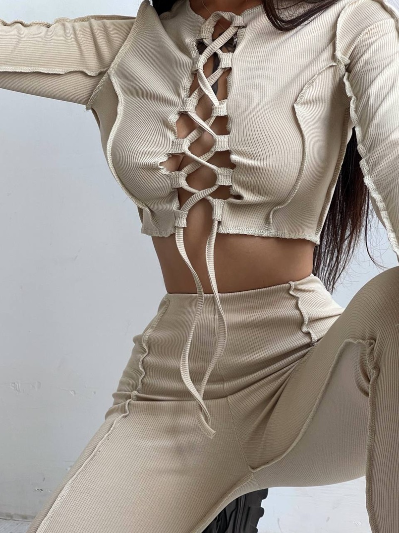 Комплект: топ зі шнурівкою на грудях + легінси Комплект: топ зі шнурівкою на грудях + легінси | PUSHKA SHOP