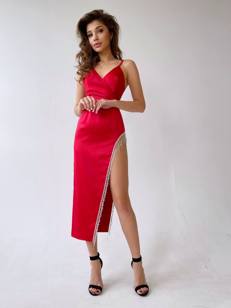 Атласное платье-миди   декорированное бахромой из страз | PUSHKA SHOP