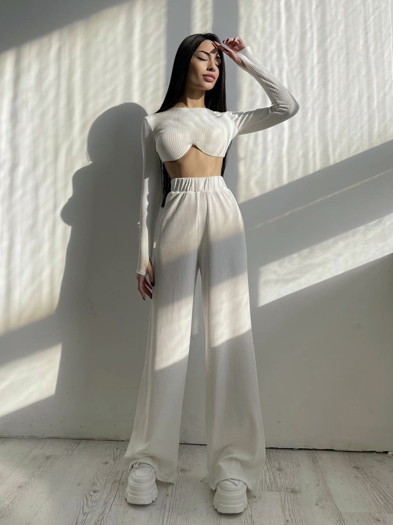 Комплект в весенних расцветках: топ с чашечками + штаны трубы Комплект в весенних расцветках: топ с чашечками + штаны трубы | PUSHKA SHOP