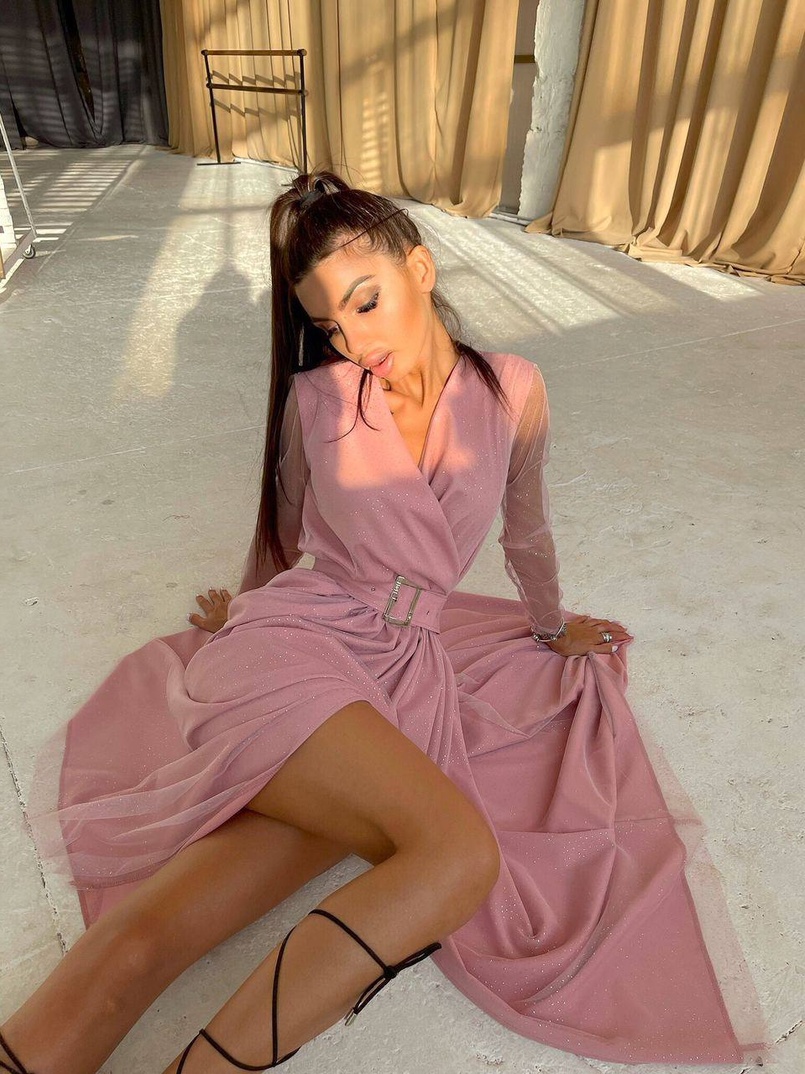 Блискуча сукня-міді із запахом на грудях і розрізом на спідниці з широким поясом  Блискуча сукня-міді із запахом на грудях і розрізом на спідниці з широким поясом  | PUSHKA SHOP