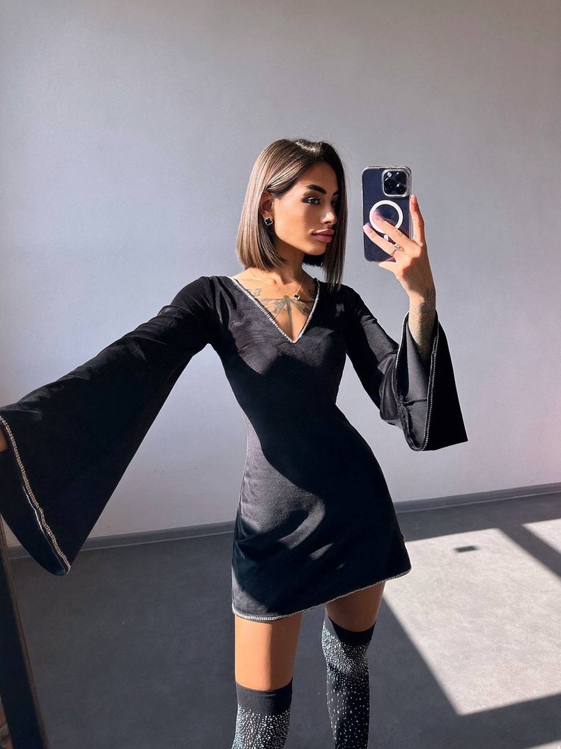 Оксамитова сукня,  декорована стразами з розкльошоними рукавами  Оксамитова сукня,  декорована стразами з розкльошоними рукавами  | PUSHKA SHOP