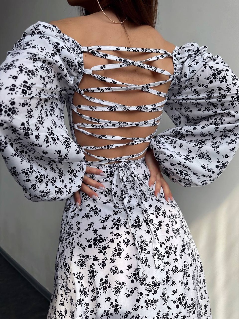 Квіткова сукня-міді зі шнурівкою на спинці та розрізом на ніжці Квіткова сукня-міді зі шнурівкою на спинці та розрізом на ніжці | PUSHKA SHOP