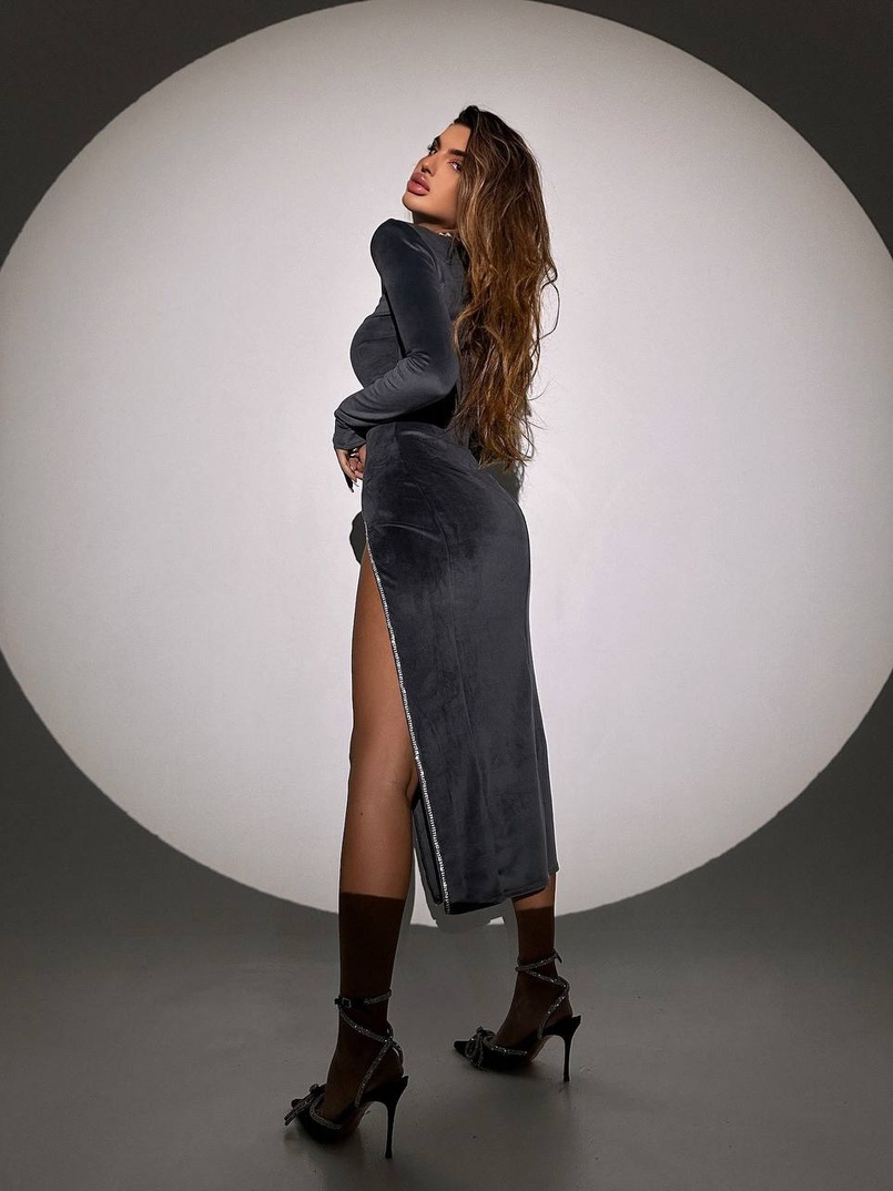 Оксамитова сукня міді з підплічниками, декорована стразами Оксамитова сукня міді з підплічниками, декорована стразами | PUSHKA SHOP