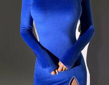 Оксамитова сукня міді з підплічниками, декорована стразами Оксамитова сукня міді з підплічниками, декорована стразами | PUSHKA SHOP