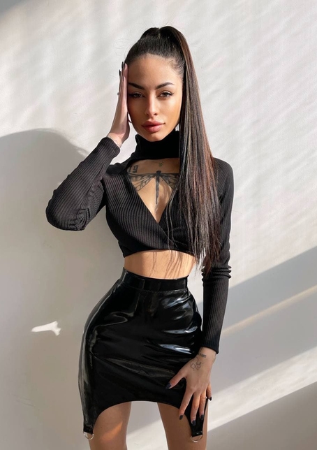 Комплект:  трикотажный топ с запахом + юбка из лаковой эко-кожи Комплект:  трикотажный топ с запахом + юбка из лаковой эко-кожи | PUSHKA SHOP