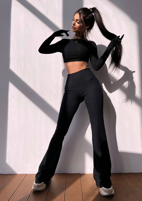 Комплект: штани кльош + топ з рукавичками та прорізами для рук Комплект: штани кльош + топ з рукавичками та прорізами для рук | PUSHKA SHOP