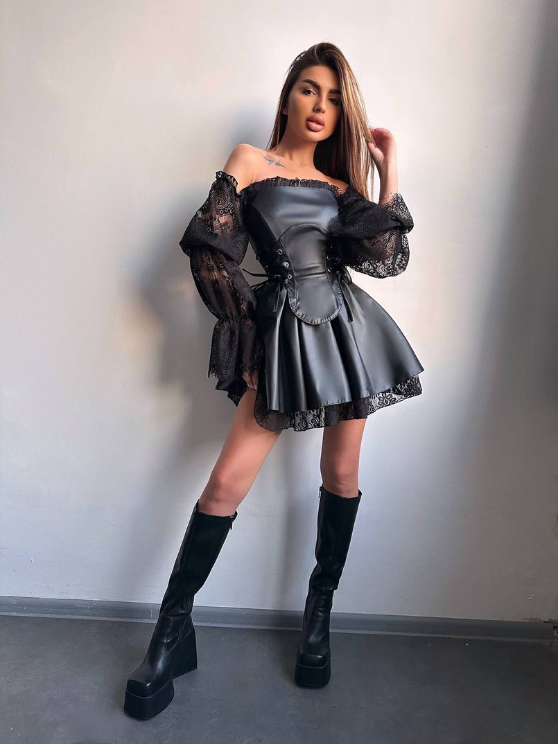 Корсетна сукня з еко-шкіри з мереживними рукавами Корсетна сукня з еко-шкіри з мереживними рукавами | PUSHKA SHOP