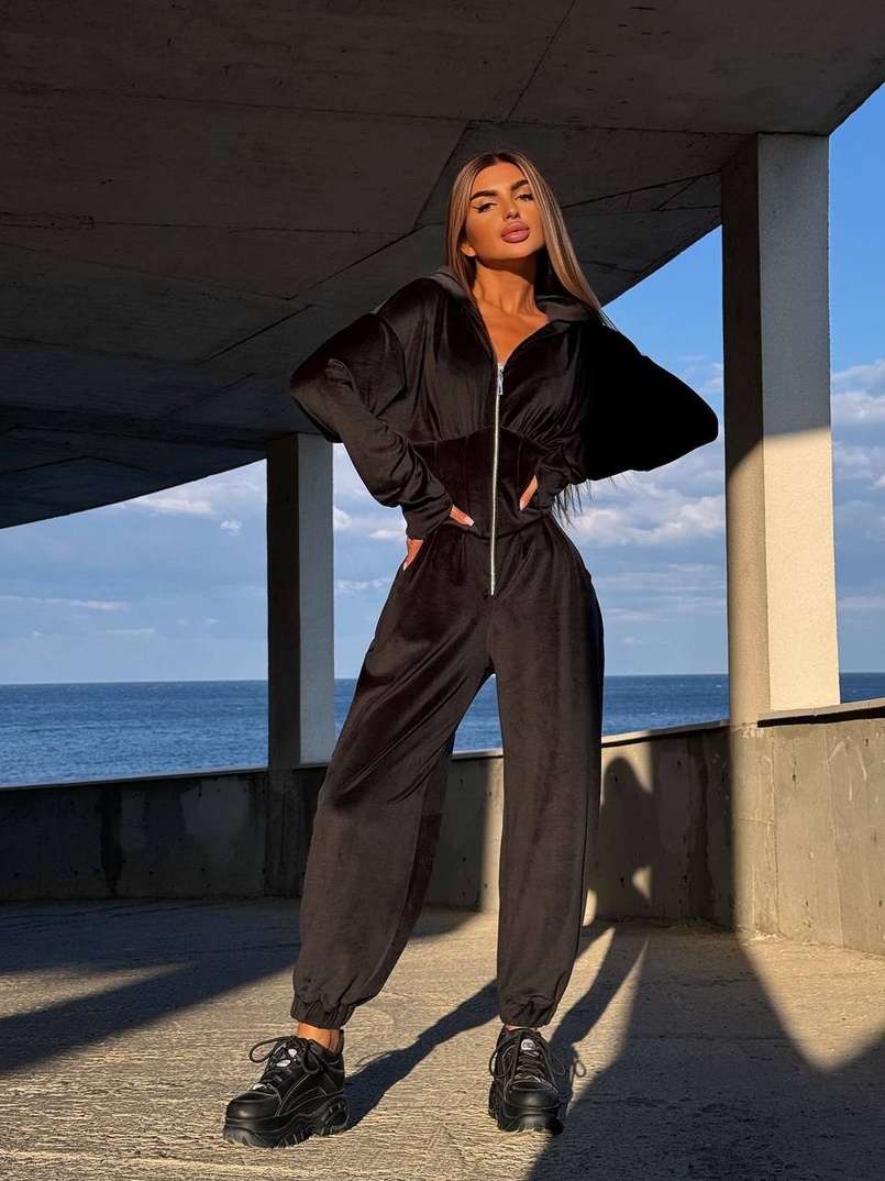 Велюровий комбінезон з елементами корсету Велюровий комбінезон з елементами корсету | PUSHKA SHOP