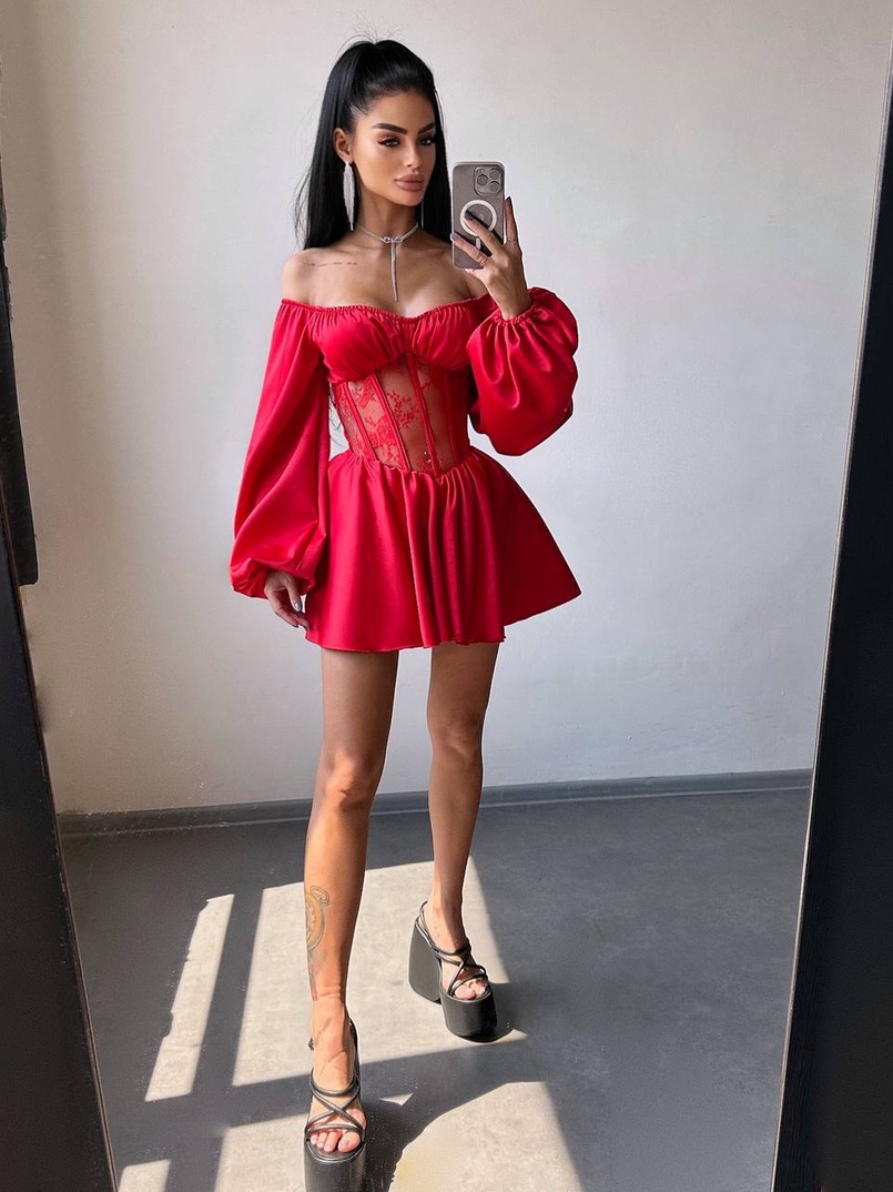 Атласна сукня з обʼємними рукавами та мереживом Атласна сукня з обʼємними рукавами та мереживом | PUSHKA SHOP