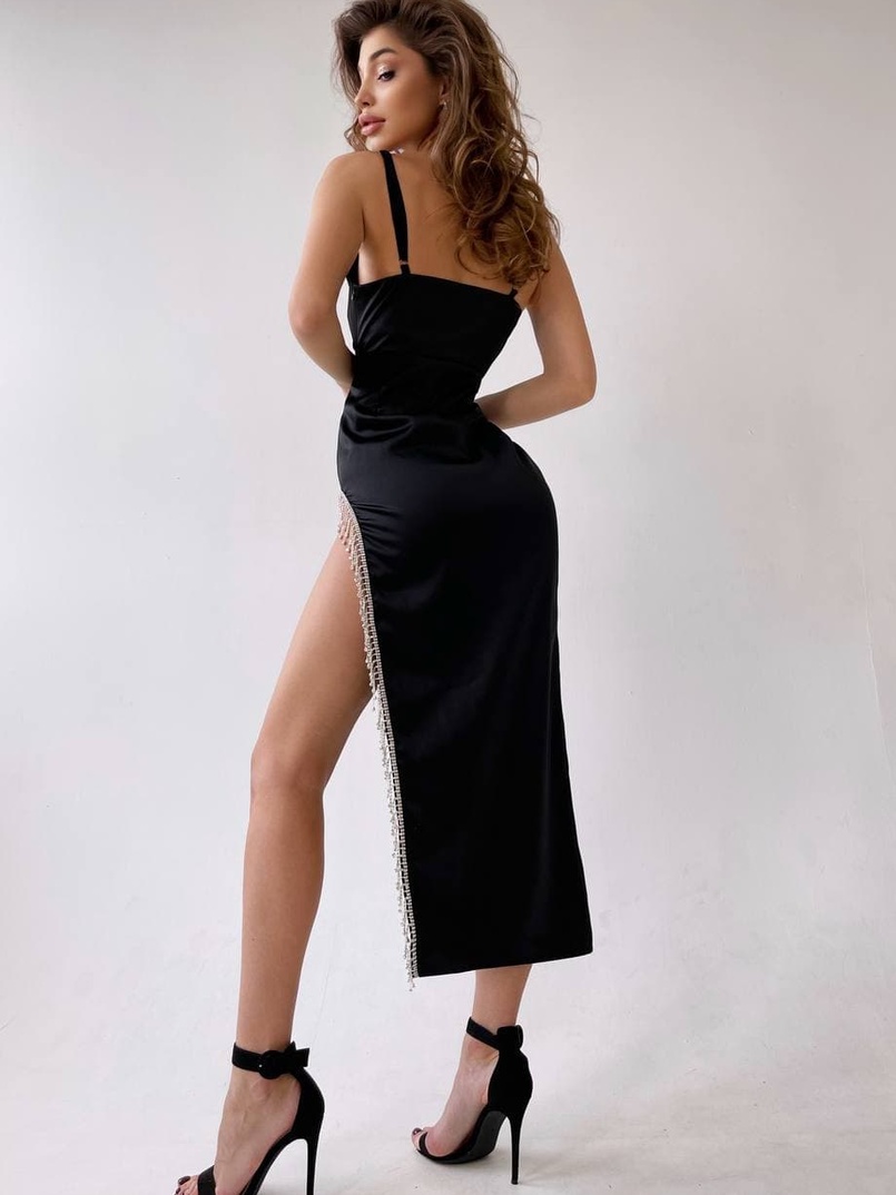 Атласное платье-миди   декорированное бахромой из страз Атласное платье-миди   декорированное бахромой из страз | PUSHKA SHOP