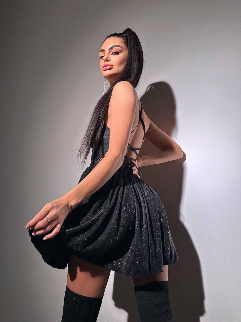 Блискуча сукня з пишною спідницею та шнурівкою на спинці Блискуча сукня з пишною спідницею та шнурівкою на спинці | PUSHKA SHOP