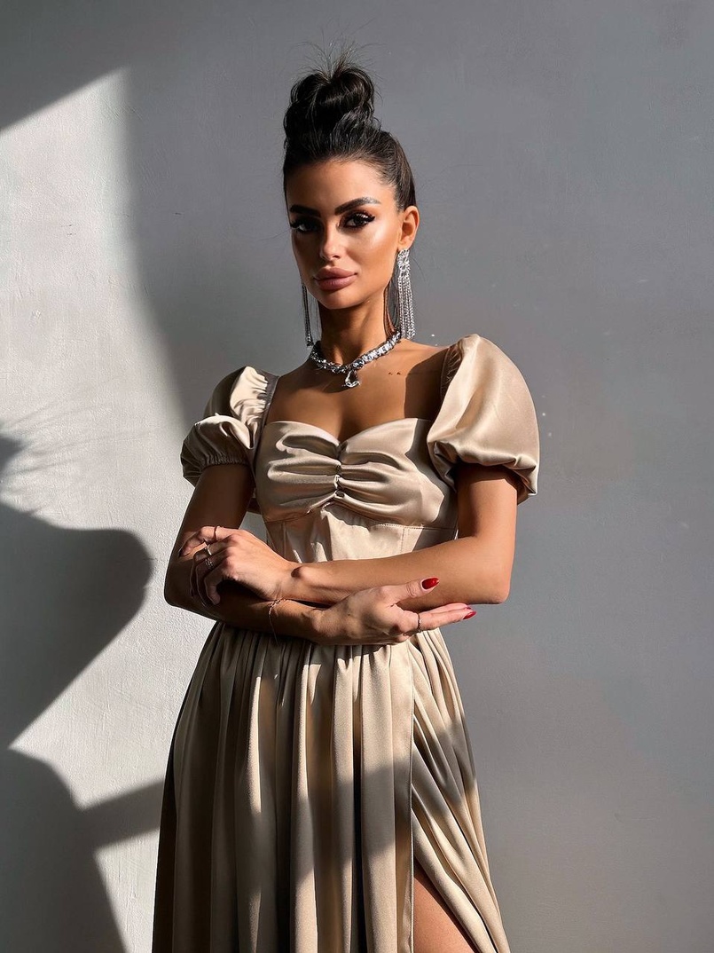 Атласна сукня максі із розрізом на спідниці Атласна сукня максі із розрізом на спідниці | PUSHKA SHOP