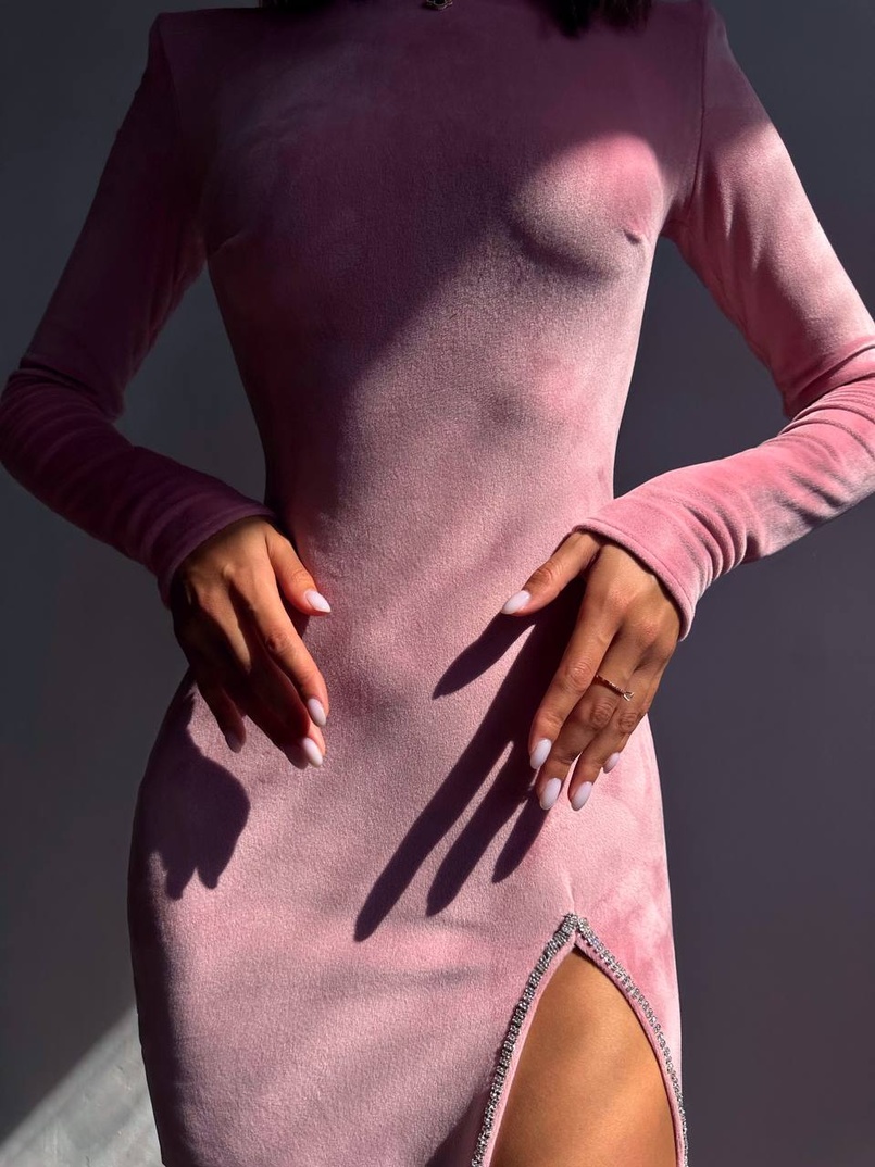 Оксамитова сукня з розрізом, декорована стразами. Оксамитова сукня з розрізом, декорована стразами. | PUSHKA SHOP