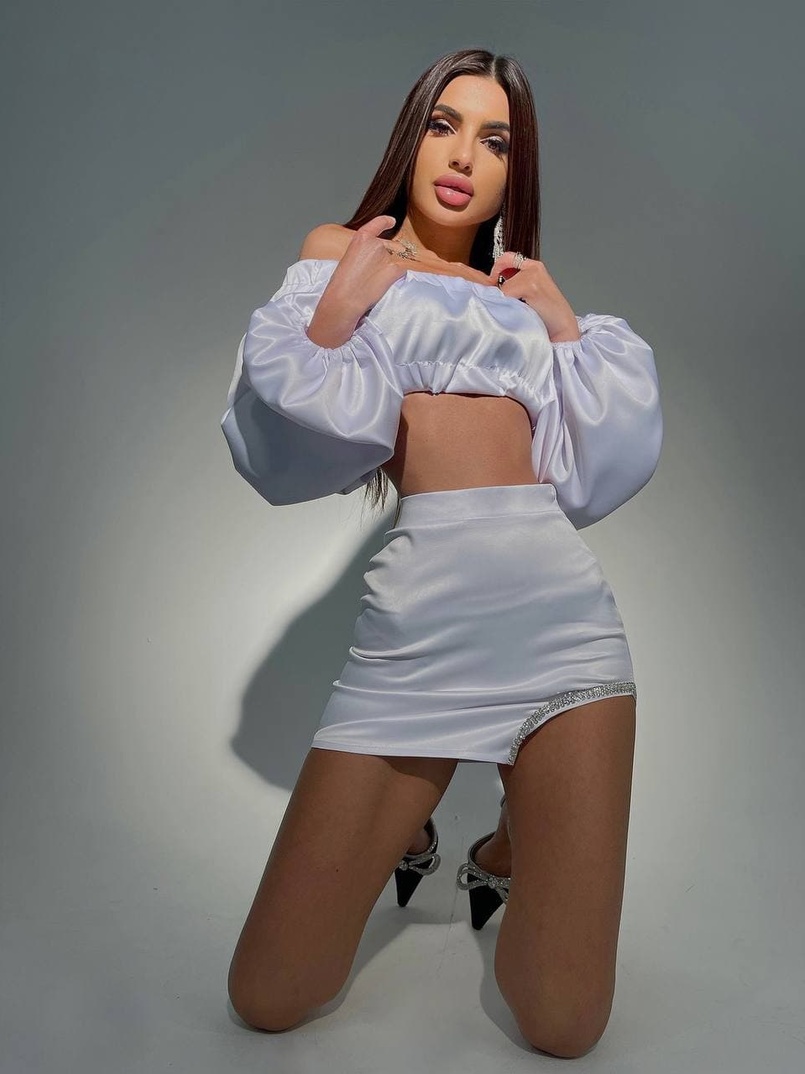 Атласный комплект, декорированный стразами Атласный комплект, декорированный стразами | PUSHKA SHOP