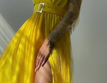 Блискуча сукня-міді із запахом на грудях і розрізом на спідниці з широким поясом  Блискуча сукня-міді із запахом на грудях і розрізом на спідниці з широким поясом  | PUSHKA SHOP