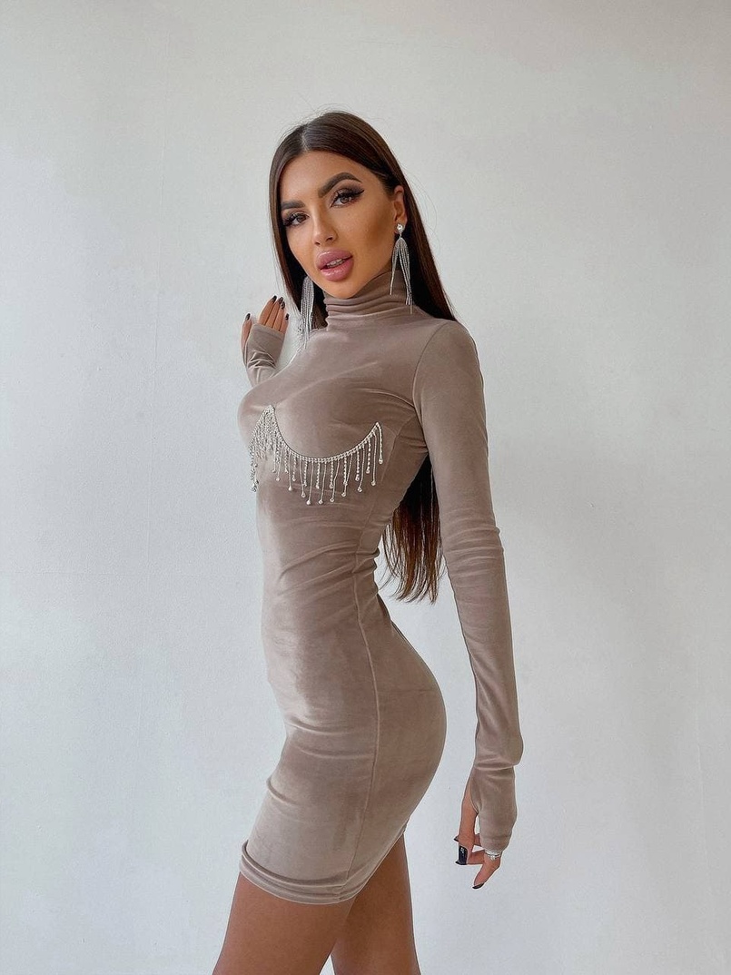 Оксамитова сукня з відкритою спинкою, декорована бахромою зі страз Оксамитова сукня з відкритою спинкою, декорована бахромою зі страз | PUSHKA SHOP