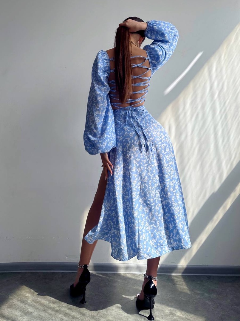 Квіткова сукня-міді зі шнурівкою на спинці та розрізом на ніжці Квіткова сукня-міді зі шнурівкою на спинці та розрізом на ніжці | PUSHKA SHOP