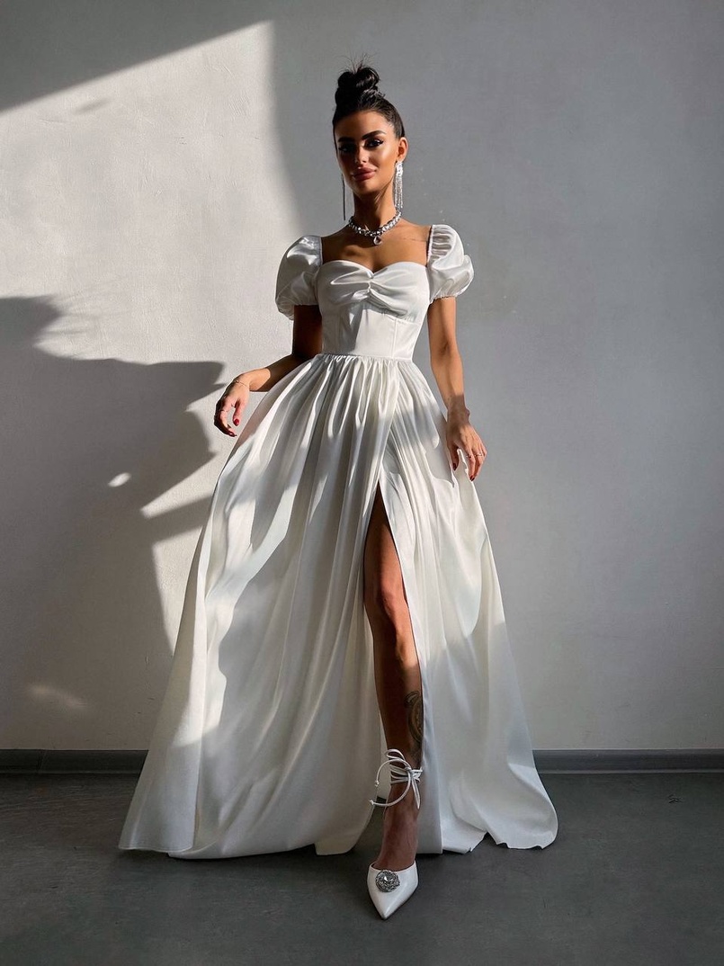 Атласна сукня максі із розрізом на спідниці Атласна сукня максі із розрізом на спідниці | PUSHKA SHOP