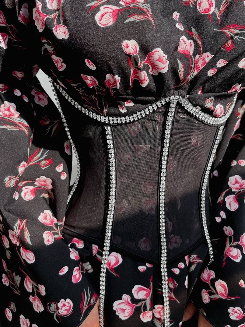 Платье  ассиметричного кроя с расклешенными рукавами + корсет декорированный стразами  Платье  ассиметричного кроя с расклешенными рукавами + корсет декорированный стразами  | PUSHKA SHOP