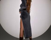 Оксамитова сукня міді з підплічниками, декорована стразами Оксамитова сукня міді з підплічниками, декорована стразами | PUSHKA SHOP