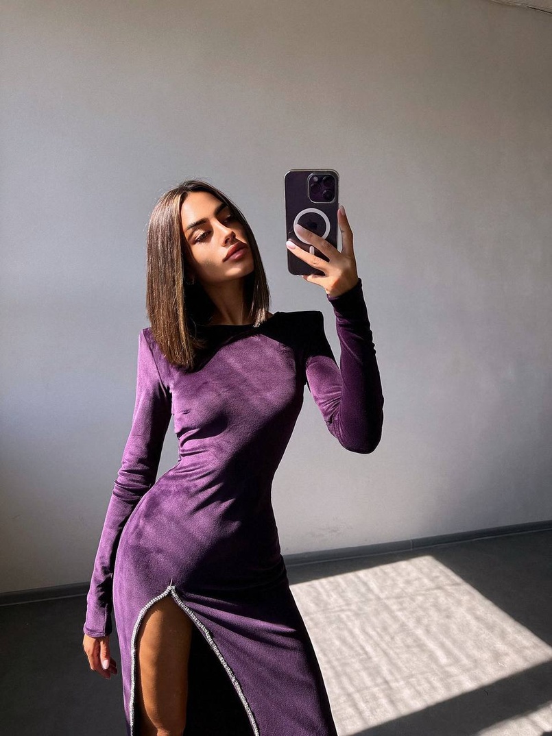 Оксамитова сукня з розрізом, декорована стразами. Оксамитова сукня з розрізом, декорована стразами. | PUSHKA SHOP