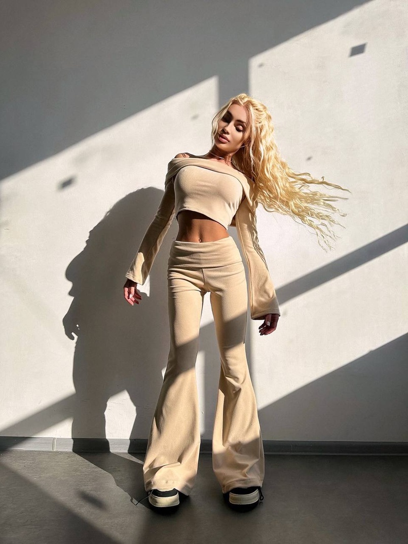 Трикотажний комплект: топ із хомутом + штани кльош Трикотажний комплект: топ із хомутом + штани кльош | PUSHKA SHOP