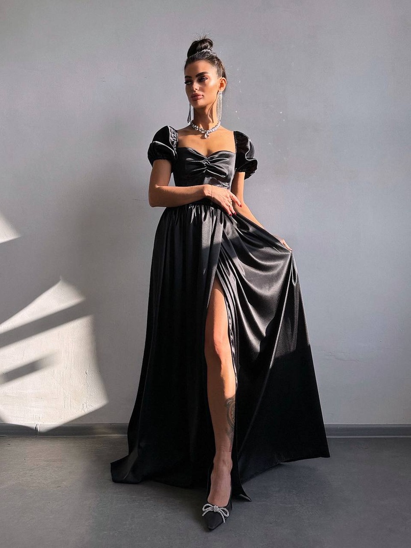 Атласна сукня максі із розрізом на спідниці Атласна сукня максі із розрізом на спідниці | PUSHKA SHOP