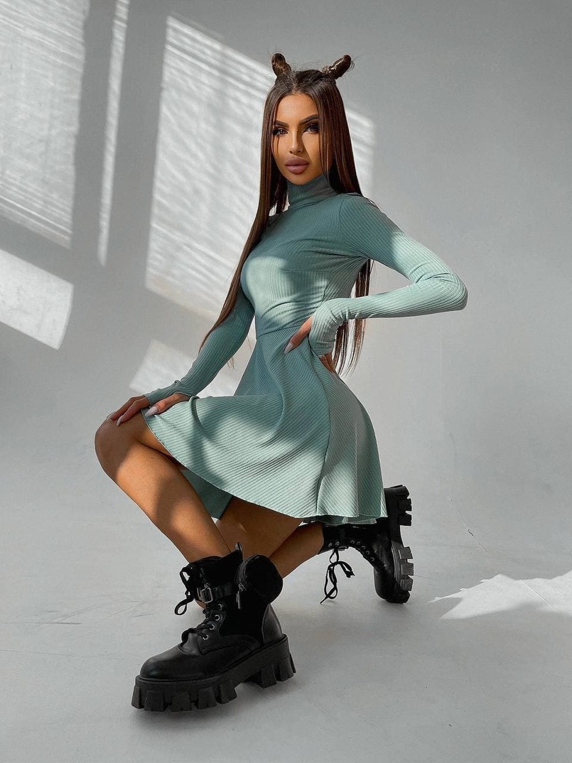 Приталенное трикотажное платье с высоким горлом | PUSHKA SHOP