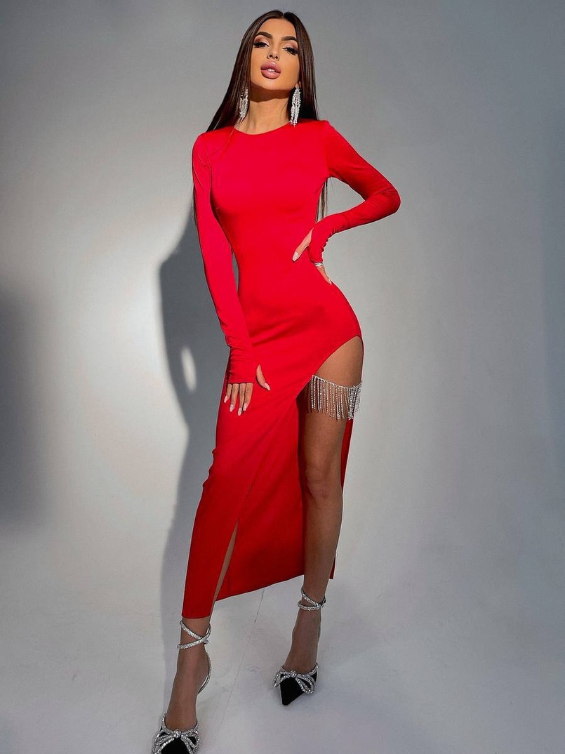 Сукня з розрізом, декорована бахромою зі страз Сукня з розрізом, декорована бахромою зі страз | PUSHKA SHOP