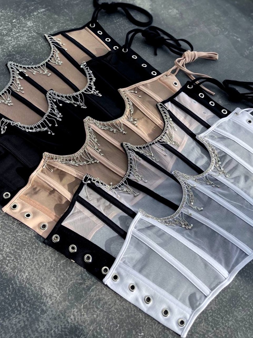 Корсет на кісточках зі шнурівкою, декорований бахромою зі страз Корсет на кісточках зі шнурівкою, декорований бахромою зі страз | PUSHKA SHOP