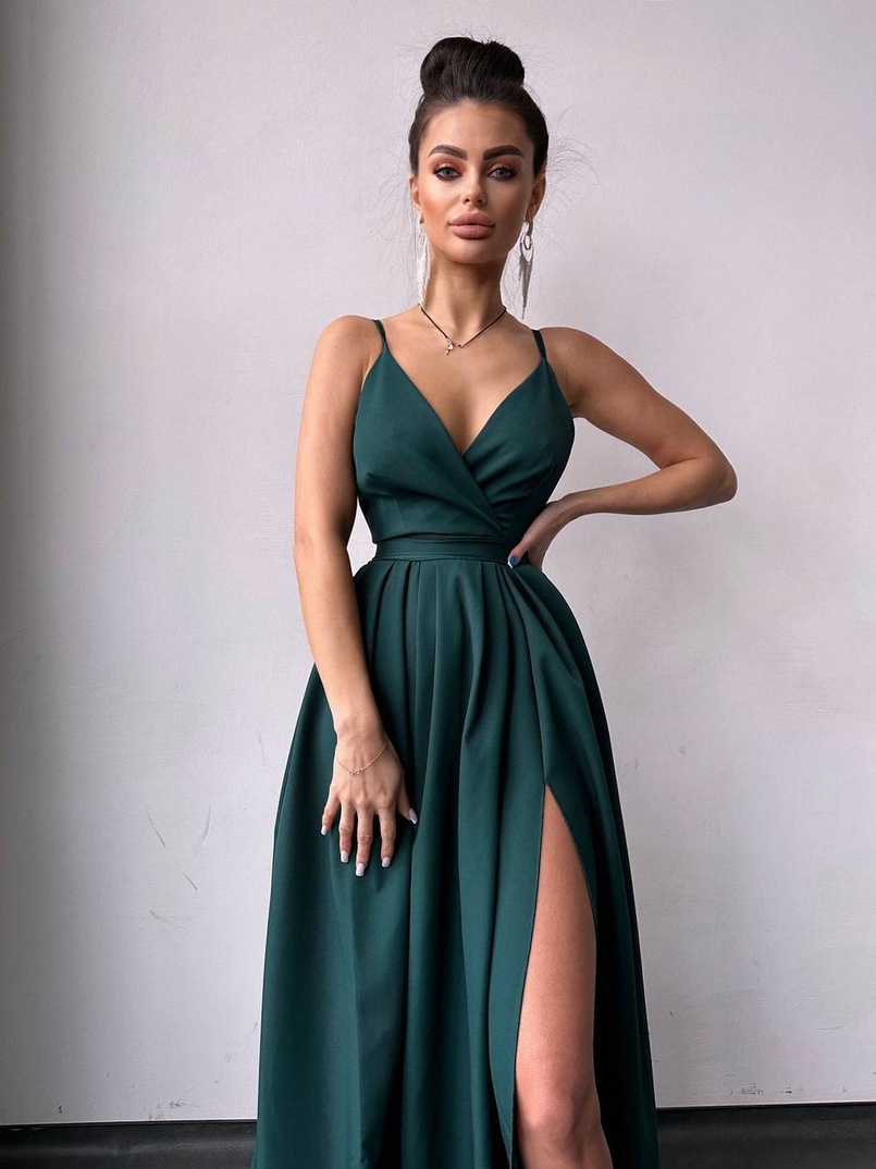 Сукня максі на тонких бретелях з розрізом на спідниці  Сукня максі на тонких бретелях з розрізом на спідниці  | PUSHKA SHOP