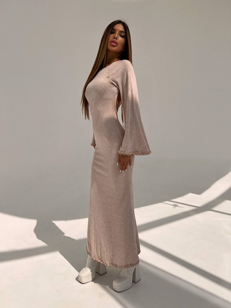 Трикотажна сукня максі з розкльошеними рукавами та відкритою спиною | PUSHKA SHOP